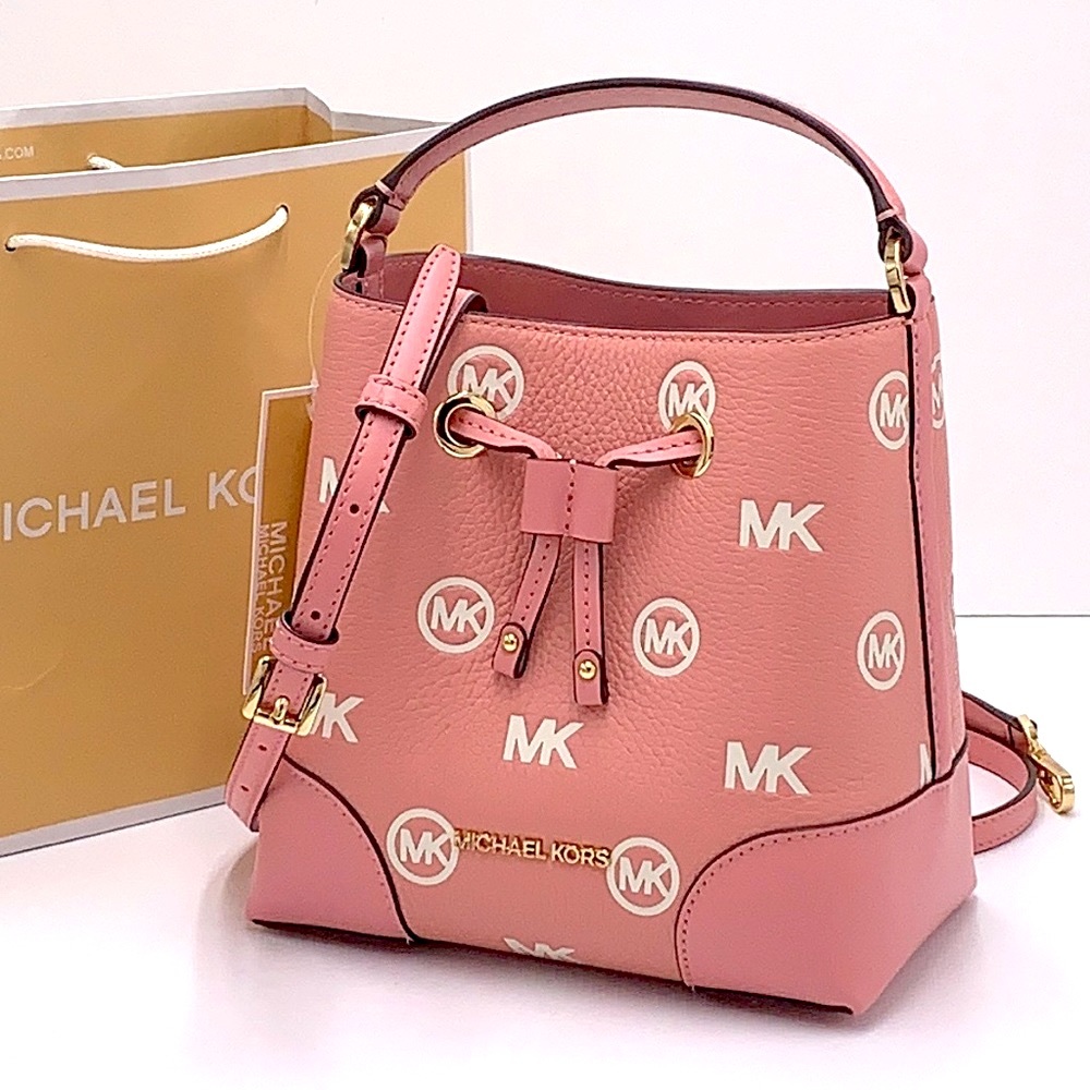 MICHAEL KORS
Mercer Small Logo Embossed Leather Bucket Bag
COLOR PRIMROSE - Picture 1 of 15
